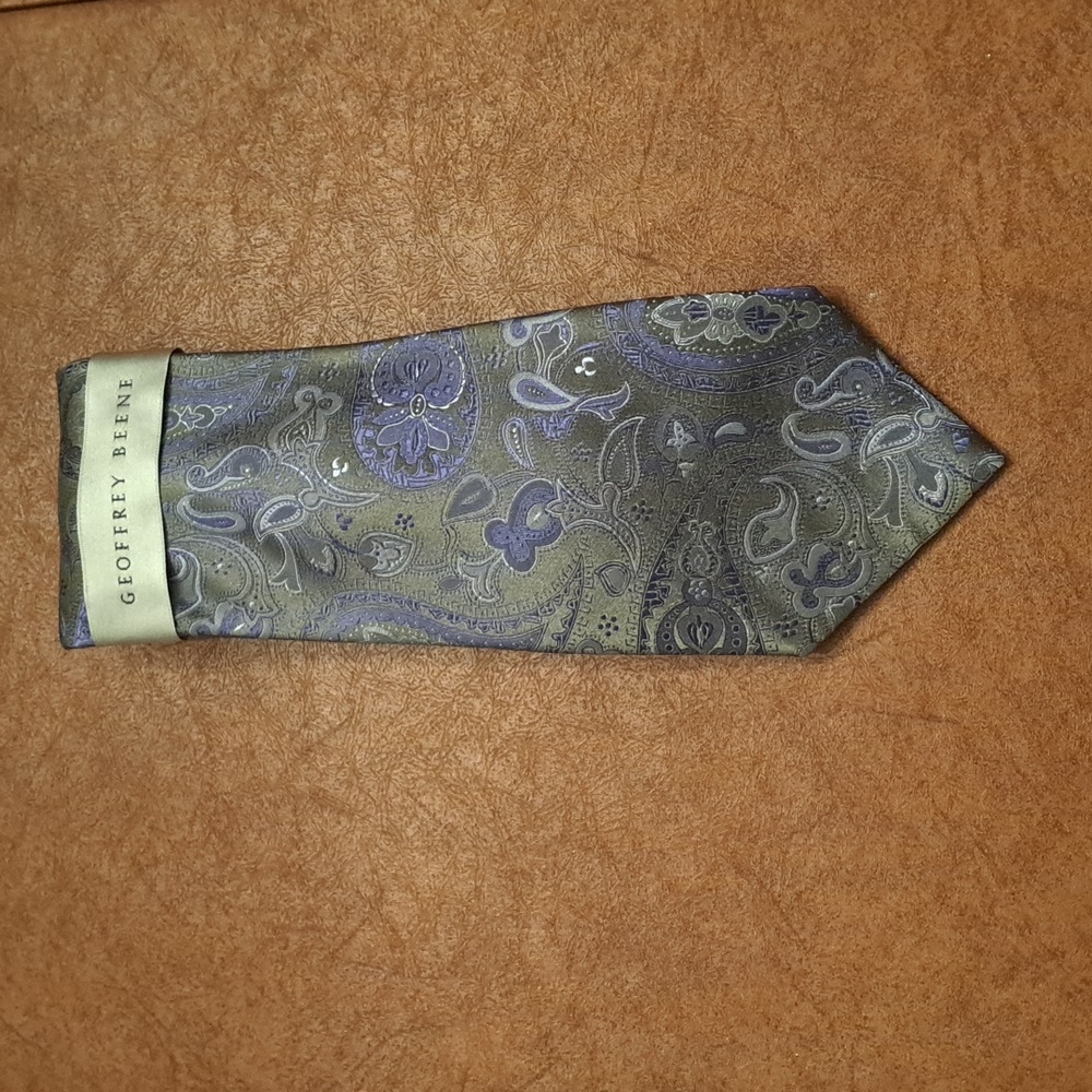 Geoffrey Beene Men's 100% Silk Tie Gray/Purple 56"
